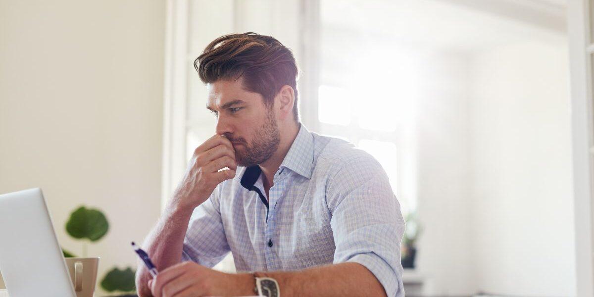 chico pensando con portátil