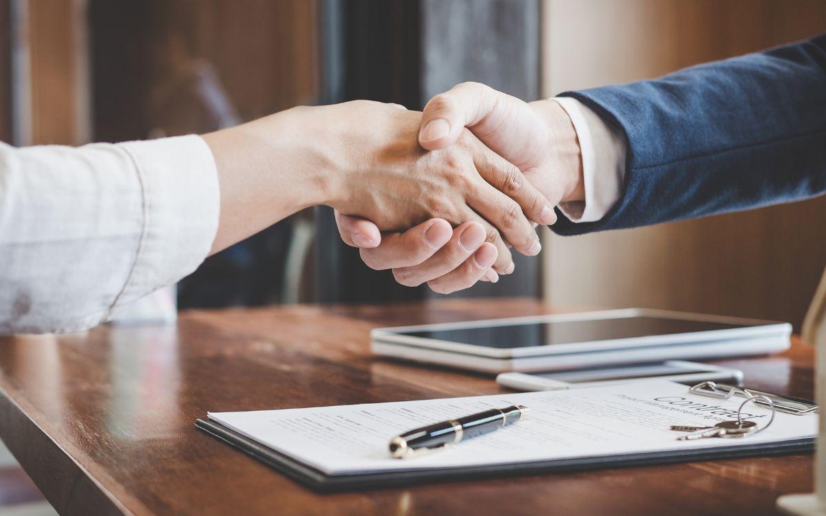 trato apretón de manos