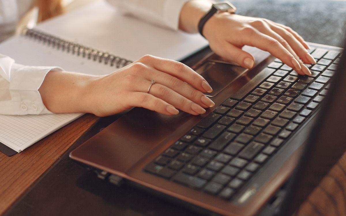 manos mujer portátil