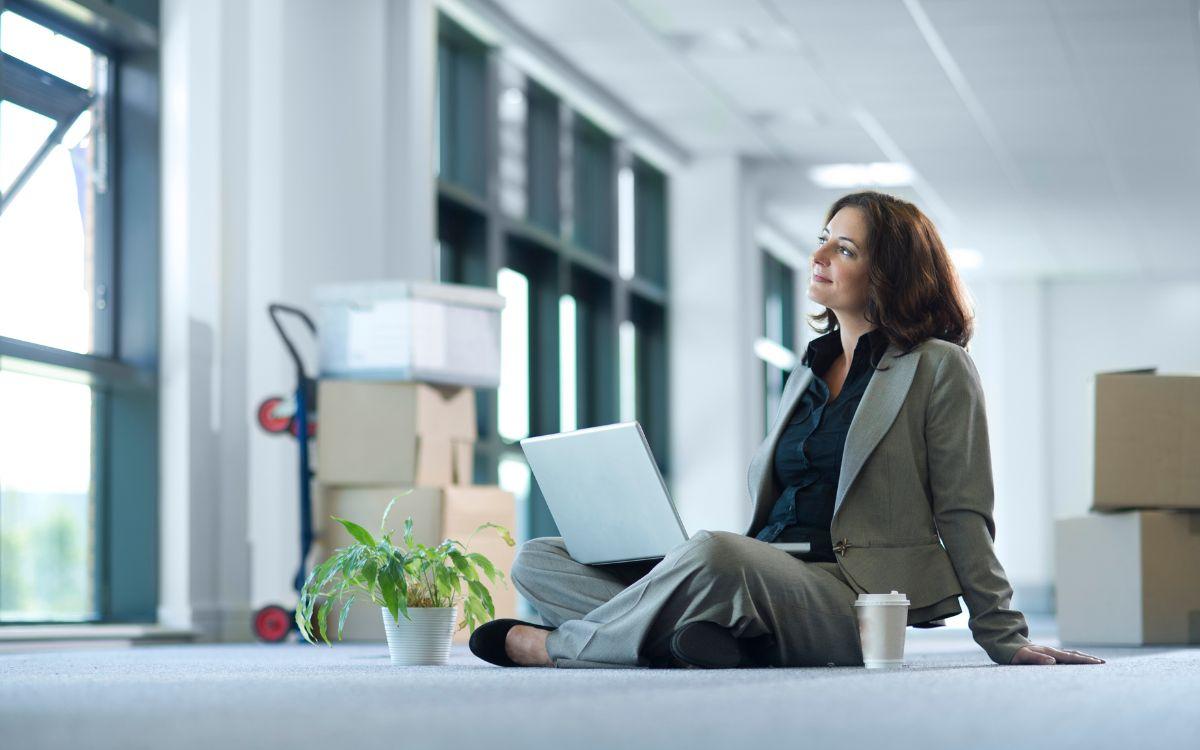chica en el suelo con portátil
